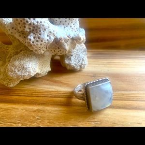 🍍White gemstone ring (size 6)